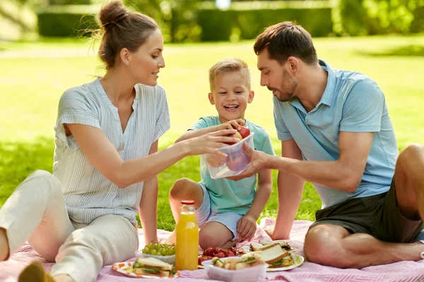 Famille heureuse pique-nique au parc d'été — Photo