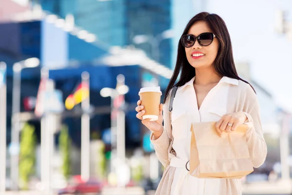 市内でテイクアウトコーヒーとランチを持つ幸せな女性 — ストック写真