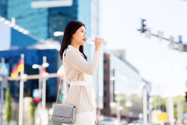 Asiático mujer beber agua de botella en la ciudad —  Fotos de Stock