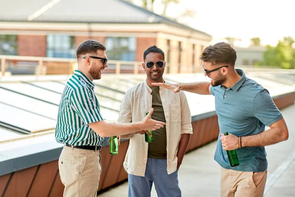 옥상 파티에서 맥주를 마시는 행복한 남성 친구 — 스톡 사진