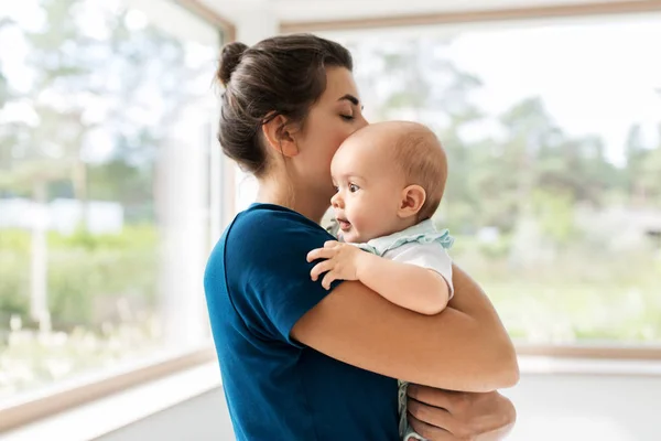 Mamma håller bebis dotter hemma — Stockfoto