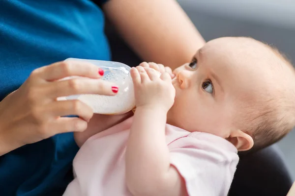 Zbliżenie matki karmiącej dziecko formułą mleka Obrazek Stockowy