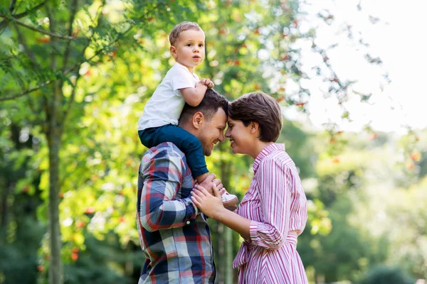 Lycklig familj på sommarparken — Stockfoto