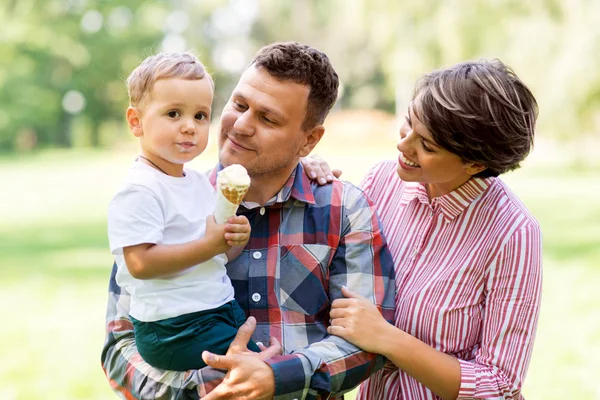 Familia feliz en el parque de verano — Foto de Stock