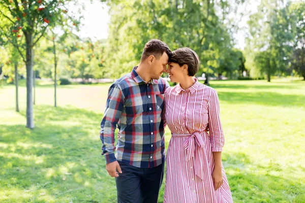 Heureux couple dans le parc d'été — Photo