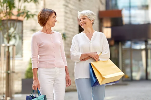 Senior kvinnor med shoppingväskor Walking in City — Stockfoto