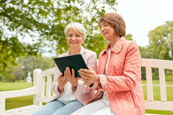 Donne anziane con tablet pc al parco estivo — Foto Stock