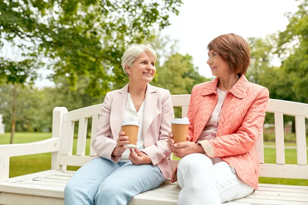 公園でコーヒーを飲むシニア女性や友人 — ストック写真