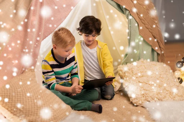 Niños pequeños con tablet pc en tienda de campaña para niños en casa —  Fotos de Stock