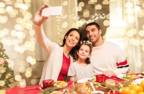 Mutlu aile alarak selfie Noel yemeğinde — Stok fotoğraf