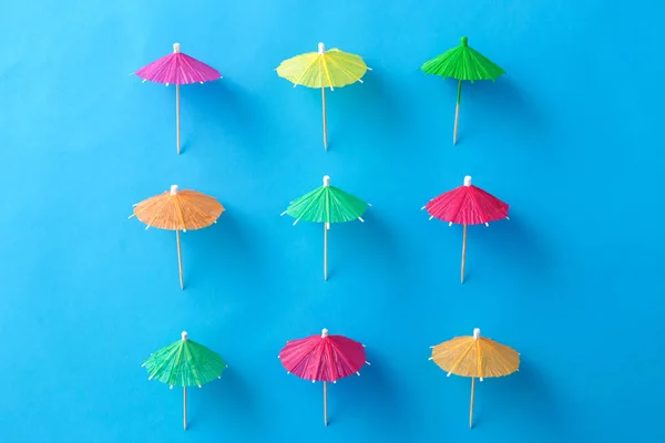 Guarda-chuvas coquetel no fundo azul — Fotografia de Stock