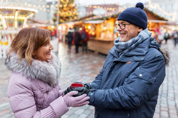 Couple aîné avec vin chaud au marché de Noël — Photo