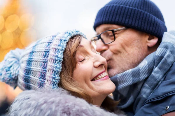 Zamknąć w górę z szczęśliwy starszy para Całowanie w zima — Zdjęcie stockowe