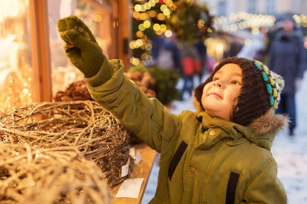 Heureux petit garçon au marché de Noël en hiver — Photo