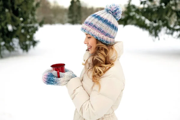 Feliz joven con taza de té al aire libre en invierno — Foto de Stock