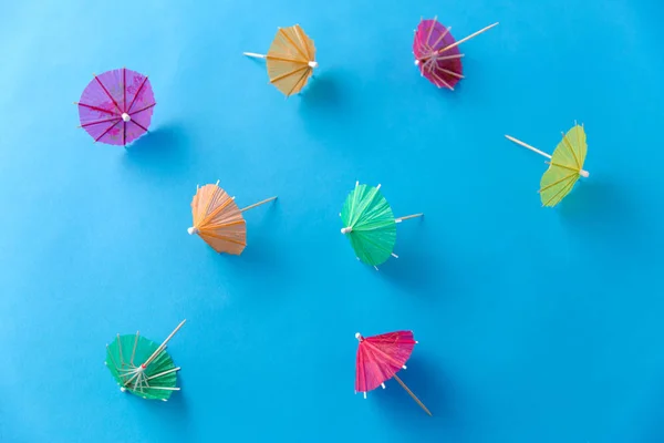 Cocktail paraplu 's op blauwe achtergrond — Stockfoto