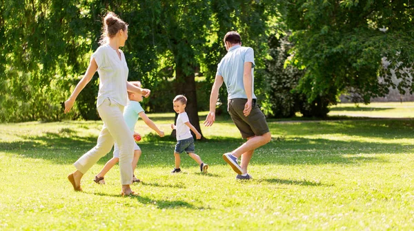 Família feliz jogando no parque de verão — Fotografia de Stock