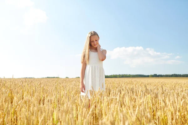 Mosolygó fiatal lány a gabona mező nyáron — Stock Fotó