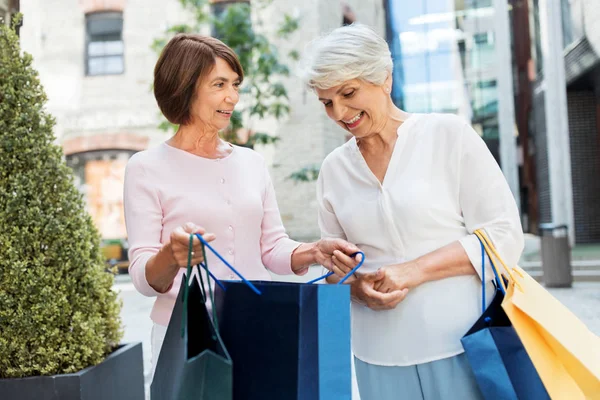 Mulheres idosas com sacos de compras na cidade — Fotografia de Stock