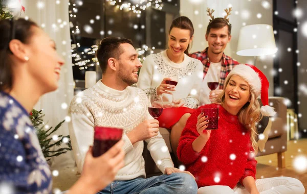 Amigos comemorando o Natal e beber vinho — Fotografia de Stock