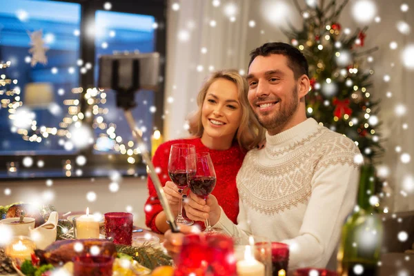 Couple taking picture by selfie stick at christmas — Stock Photo, Image
