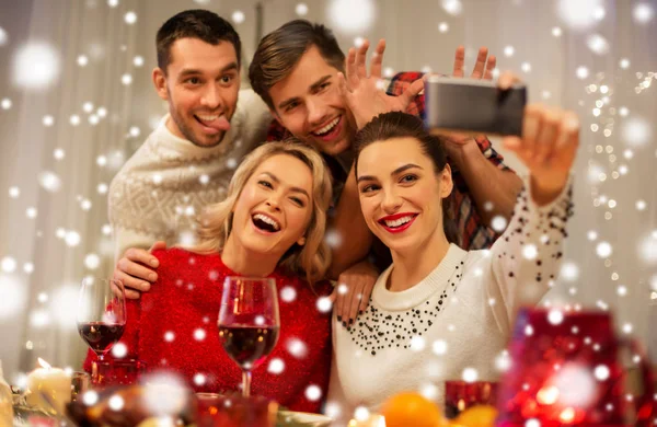 Amici prendendo selfie a cena di Natale — Foto Stock