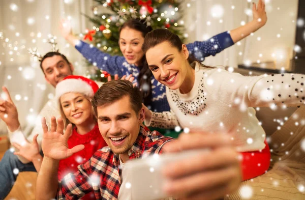 Přátelé slaví Vánoce a brát selfie — Stock fotografie