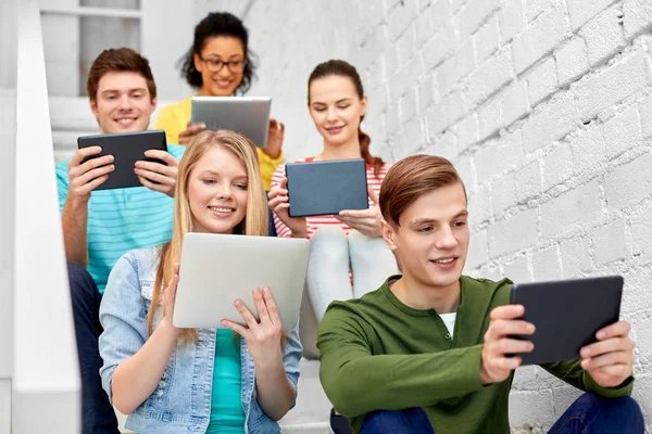 Middelbare scholieren met tablet computers — Stockfoto