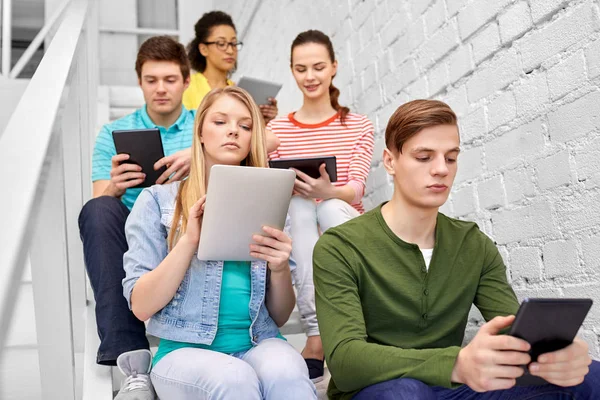 Middelbare scholieren met tablet computers — Stockfoto