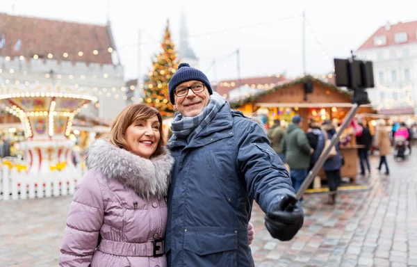 Senior para biorąc selfie na rynku Boże Narodzenie — Zdjęcie stockowe