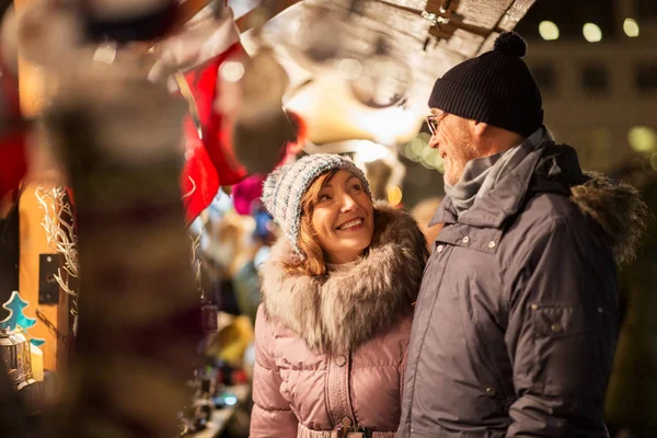 Couple aîné au marché de Noël boutique de souvenirs — Photo