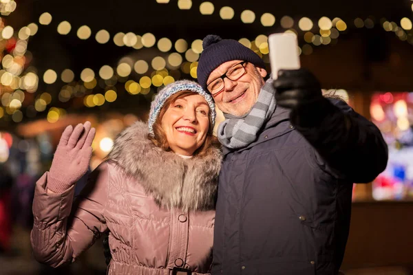 Couple de personnes âgées prenant selfie au marché de Noël — Photo