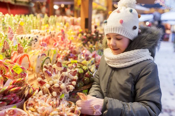 Fille avec sucette au marché de Noël bonbons magasin — Photo
