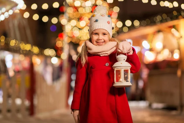 Szczęśliwy dziewczynka na Boże Narodzenie z rynku latarni — Zdjęcie stockowe