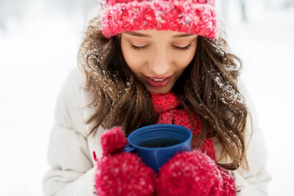 Jovem feliz com xícara de chá no inverno — Fotografia de Stock