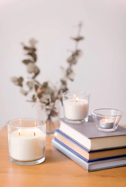 Velas de fragrância queima e livros na mesa — Fotografia de Stock