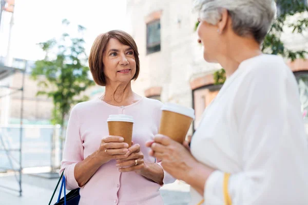 Donne anziane con borse della spesa e caffè in città — Foto Stock