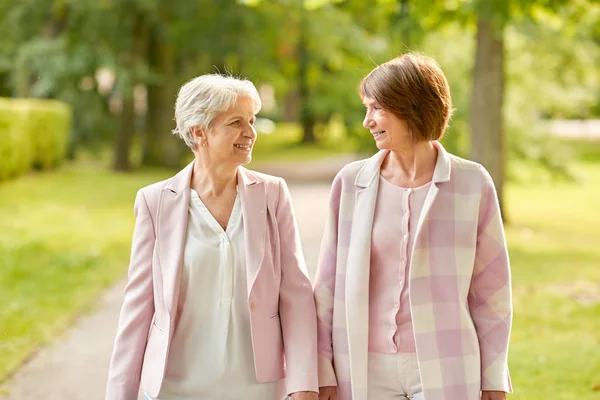 Seniora kvinnor eller vänner som går längs sommar parken — Stockfoto