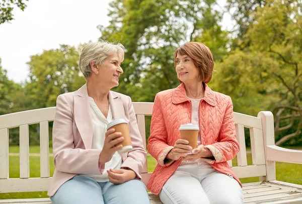 Mujeres mayores o amigos tomando café en el parque — Foto de Stock