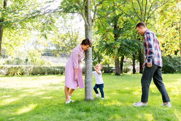 Familia feliz divertirse en el parque de verano — Foto de Stock