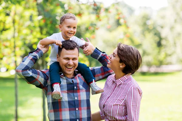 Glückliche Familie hat Spaß im Sommerpark — Stockfoto