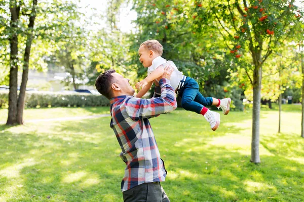 Lycklig far med son leker i sommarparken — Stockfoto