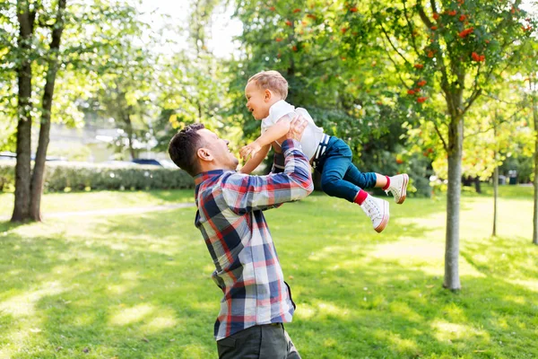 Mutlu baba ve oğlu yaz parkında oynuyorlar. — Stok fotoğraf