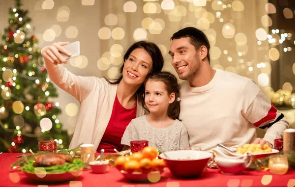 Szczęśliwa rodzina biorąc selfie na świąteczny obiad — Zdjęcie stockowe