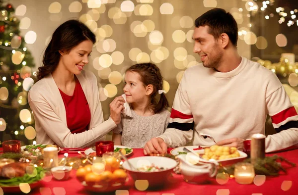 Mutlu bir aile evde Noel yemeği yiyor. — Stok fotoğraf