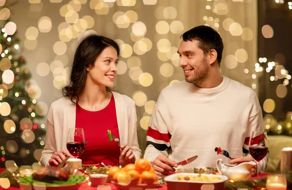 Ευτυχισμένο ζευγάρι τρώει στο Χριστουγεννιάτικο δείπνο — Φωτογραφία Αρχείου