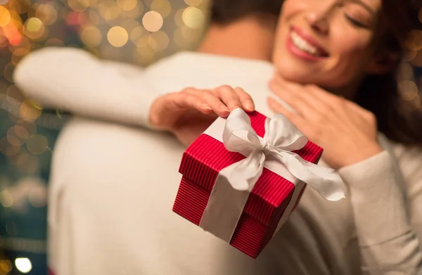 Close up de casal com abraço presente de Natal — Fotografia de Stock