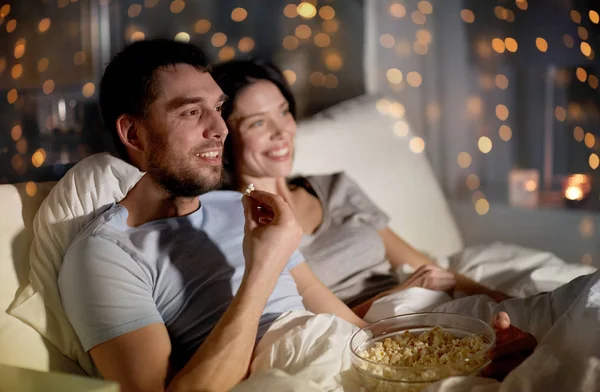 Pár s popcornem sledování televize v noci doma — Stock fotografie