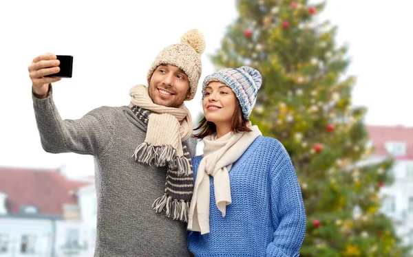 Pár přičemž selfie na vánoční strom v Tallinn — Stock fotografie