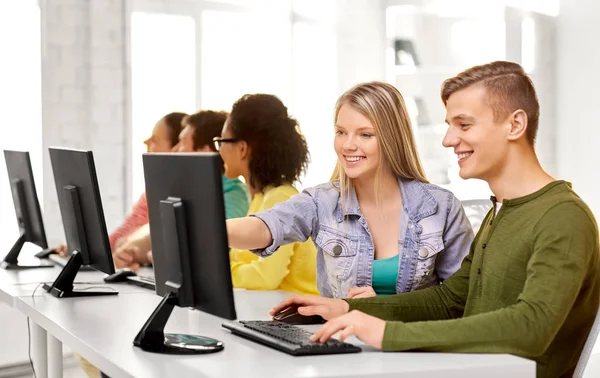 Estudantes do ensino médio feliz em aula de informática — Fotografia de Stock